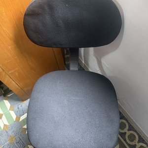 Silla de Oficina Giratoria Tapizada Negra con Base de Ruedas - imagen 5
