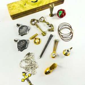 Lote de abanico, destapador, rosario, relojes y objetos decorativos - imagen 2