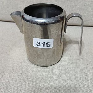 Lote siguiente: Jarra Metálica con Asa y Pico Vertedor