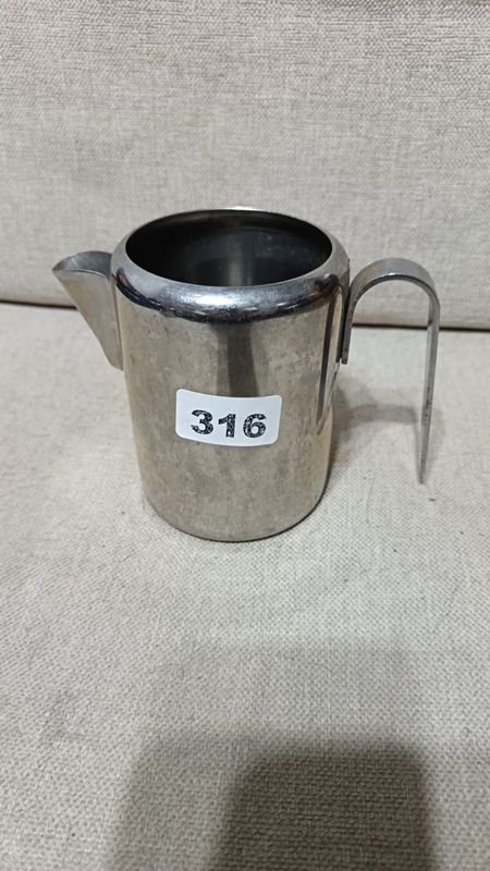 Jarra Metálica con Asa y Pico Vertedor