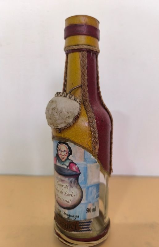BOTELLA VINTAGE DE LICOR DE DULCE DE LECHE FORRADA - imagen 2
