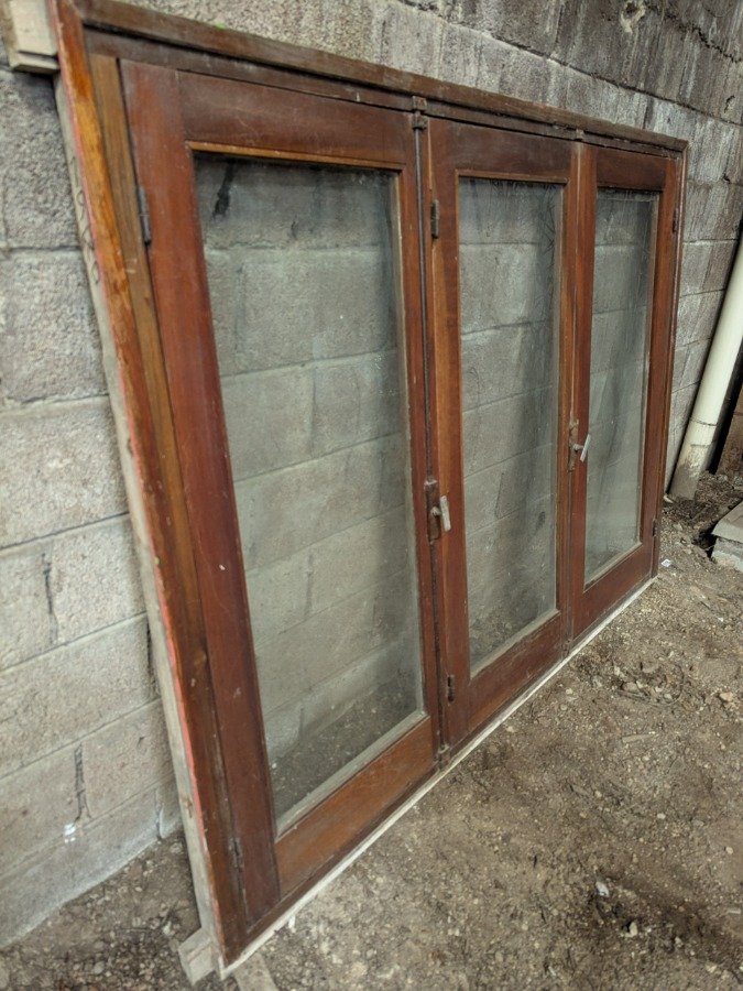 Ventana de madera con tres hojas batientes y marco - imagen 3