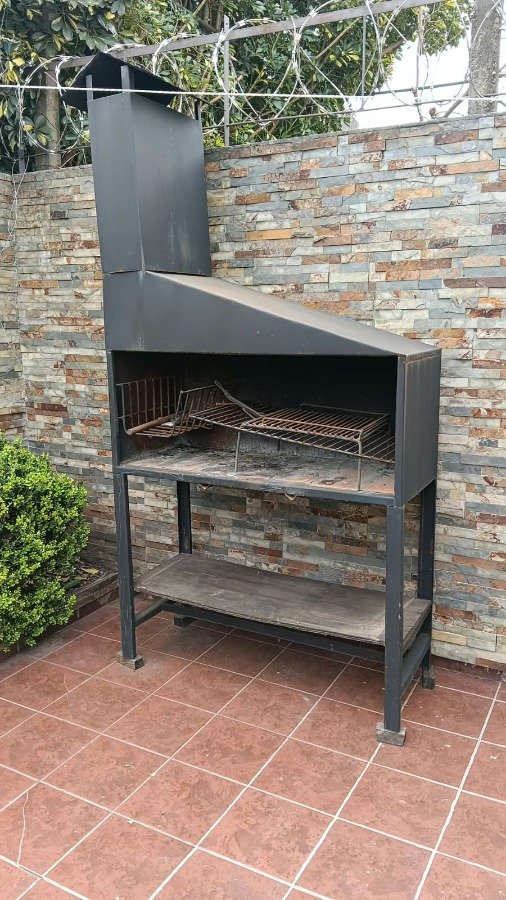 Parrillero Metálico Negro con Chimenea y Estantes