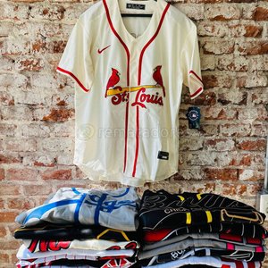 Lote siguiente: Camiseta de Béisbol St. Louis Cardinals y Ropa con Estampados Divertidos