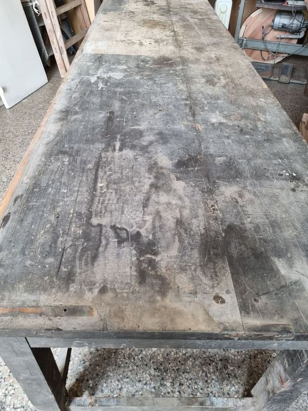 Mesa de trabajo antigua y rústica - imagen 7