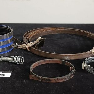 Lote de Accesorios Sanitarios: Juntas, Flejes Metálicos y Resorte de Tensión - imagen 1