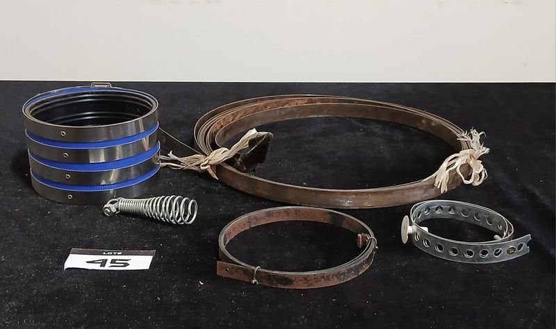 Lote de Accesorios Sanitarios: Juntas, Flejes Metálicos y Resorte de Tensión