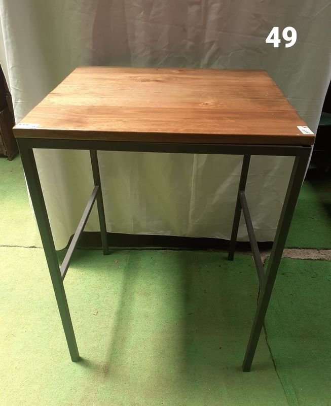 MESA DE MADERA CON BASE DE HIERRO - VENTA EN SUBASTA