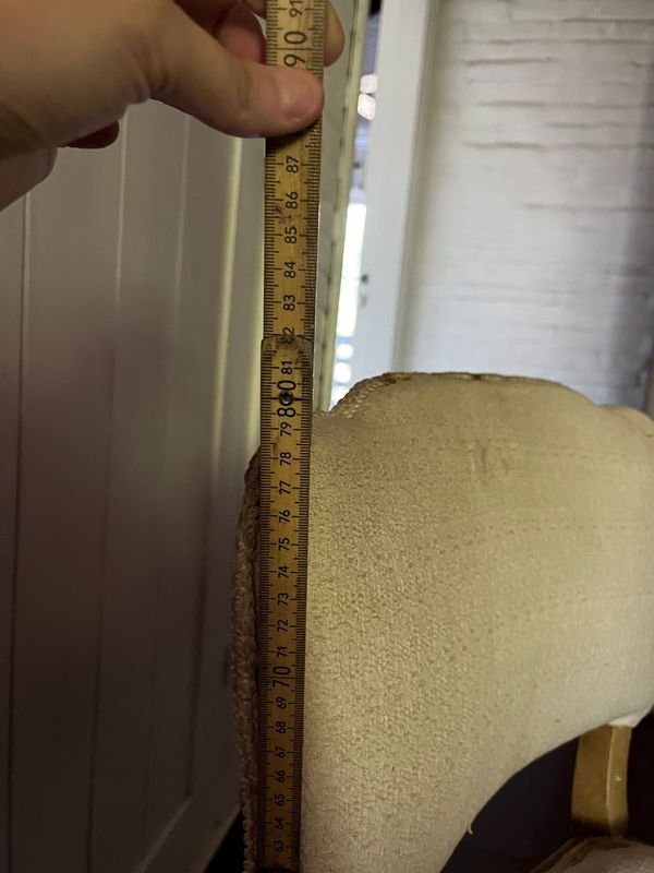 Silla de madera con tapicería beige - imagen 3