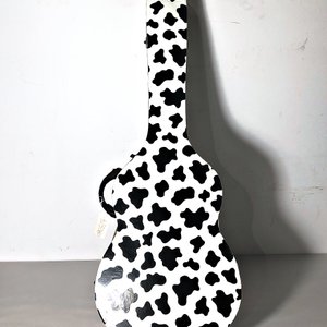 Lote siguiente: Guitarra Criolla Clásica con Estuche Decorado