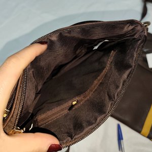 Lote de 4 Carteras de Dama Tipo Morral en Eco Cuero Marrón con Tiras Amarillas - imagen 5