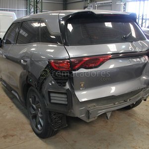 Camioneta SUV Gris con Daños Severos - imagen 2