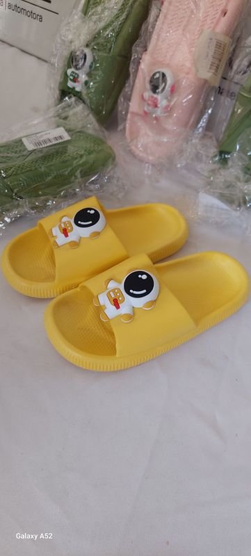 Zapatillas amarillas divertidas y accesorios - imagen 4