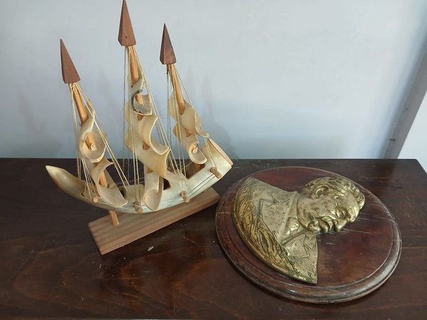 Barco a Vela de Guampa y Busto de Bronce de Batlle y Ordóñez