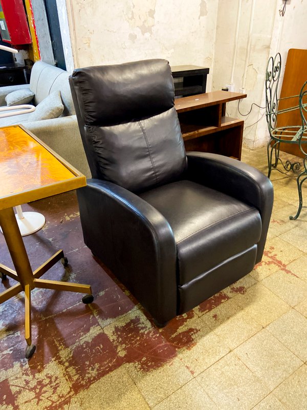 Sillón Reclinable Negro y Mesa Auxiliar Dorada con Ruedas - imagen 1
