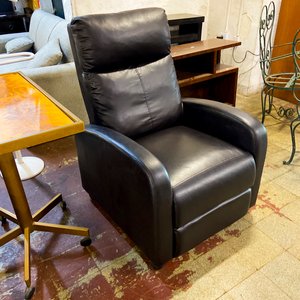 Lote anterior: Sillón Reclinable Negro y Mesa Auxiliar Dorada con Ruedas