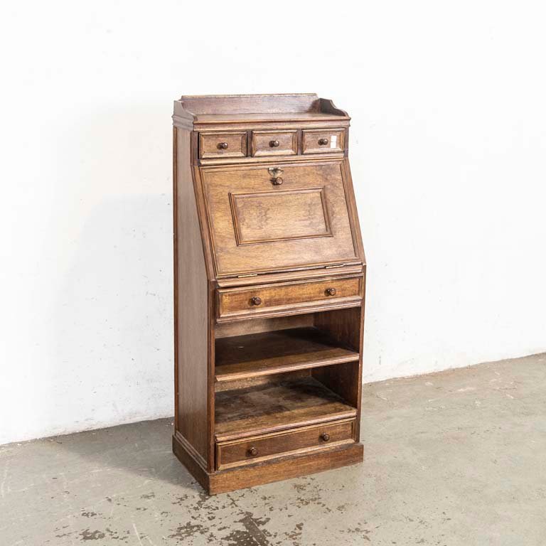 Lote siguiente: Escritorio secreto de madera con detalles en el lustre