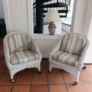 Par de Sillones de Mimbre Blancos con Ruedas y Almohadones Rayados - imagen 2