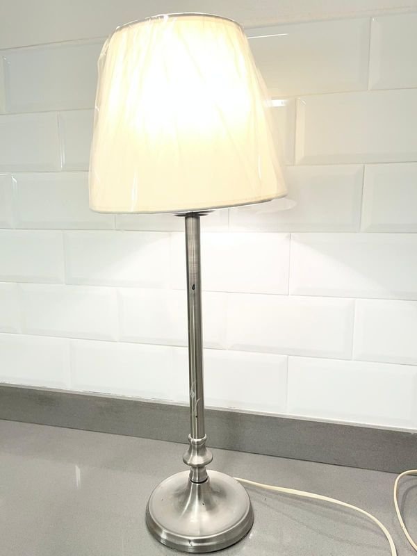 Lámpara de Mesa de Peltre con Pantalla