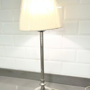Lote anterior: Lámpara de Mesa de Peltre con Pantalla