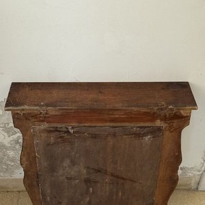 Espejo Perchero Antiguo Tallado en Madera Oscura con Repisa y Ganchos Metálicos - imagen 3