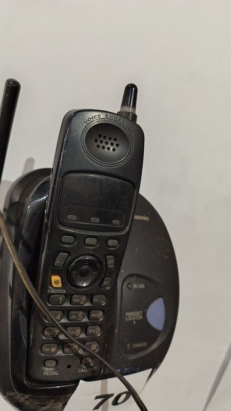 Teléfono portátil con base y cargador - Funcionando - imagen 2