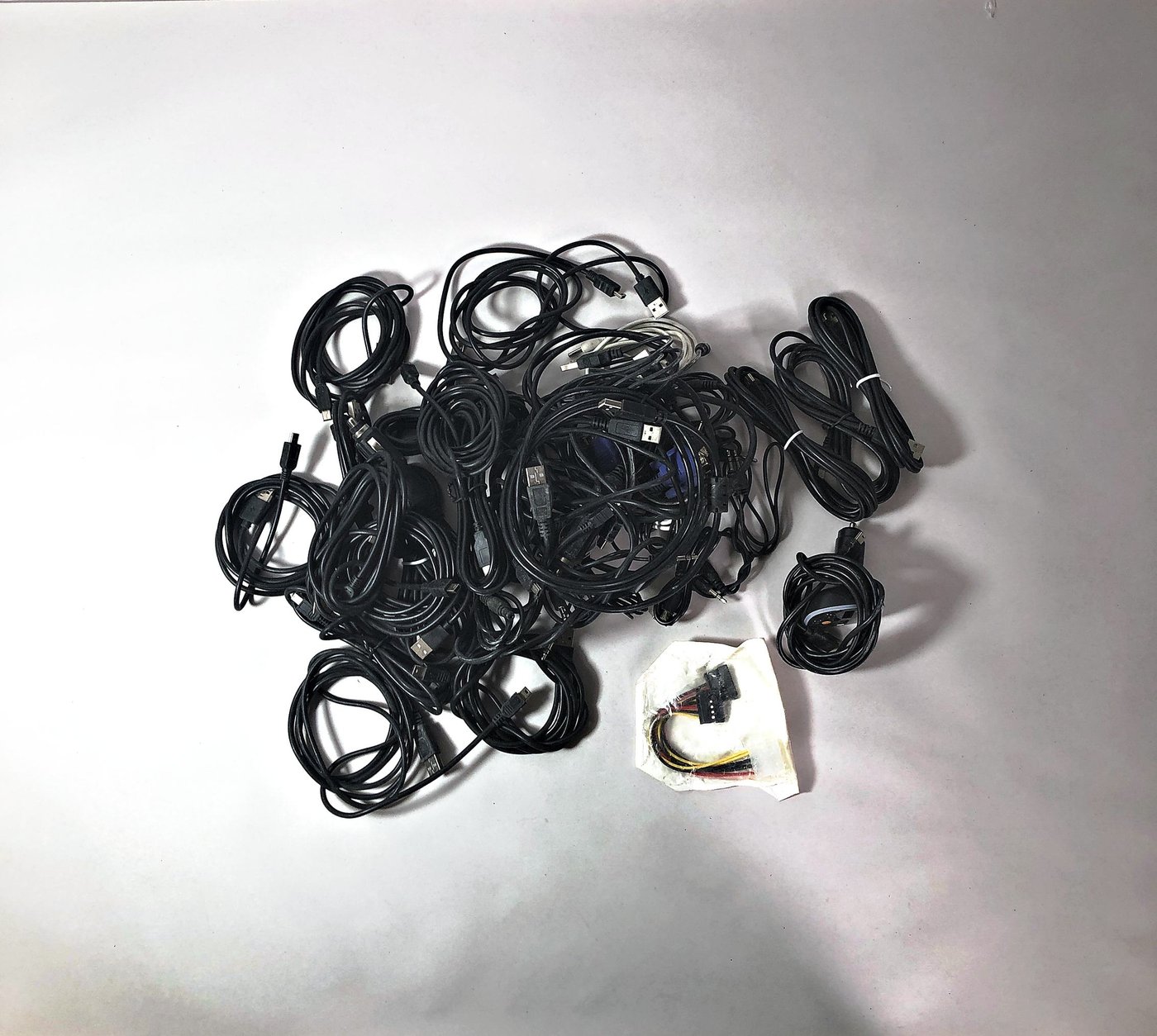 Lote de Cables Varios: USB, HDMI, Audio y Cargador de Auto
