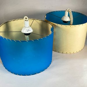 Lote siguiente: Dos Colgantes Modernos con Pantalla Bicolor de Papel