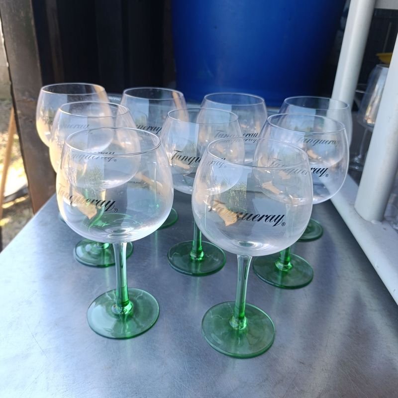 Copas de vino con pie verde Tanqueray - imagen 2