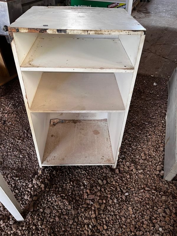 Mueble Blanco con Estantes