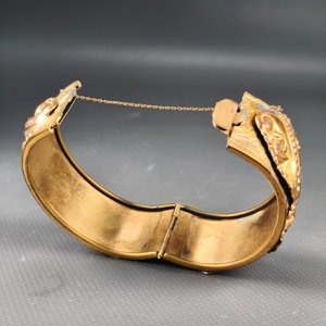 Pulsera Enchapada con Estuche y Apliques en Relieve - imagen 6