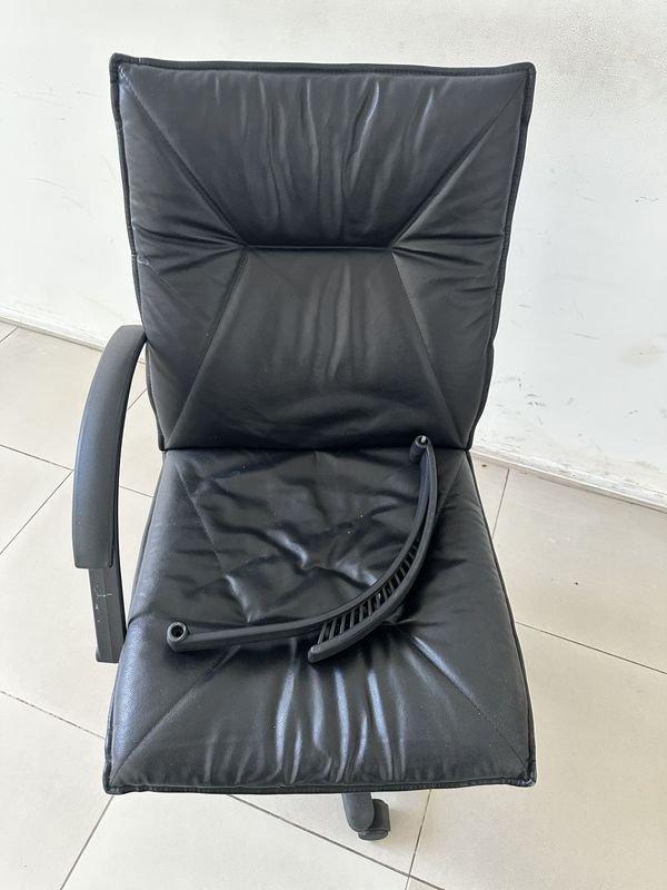 Silla de Oficina Usada con Cuero Negro y Ruedas - imagen 3