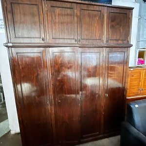 Lote siguiente: Ropero Antiguo de Madera Oscura con Alzada - 4 Puertas