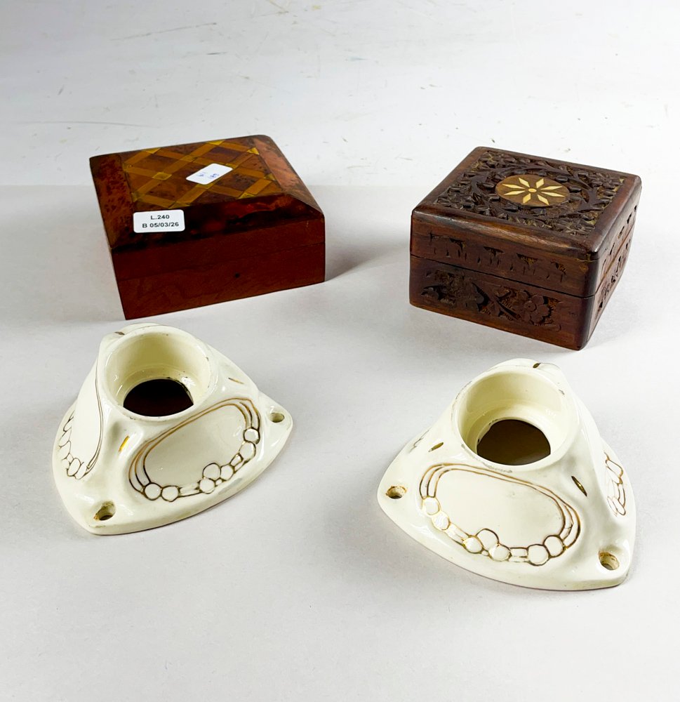 Lote siguiente: Cuatro piezas de porcelana y alhajeros en madera