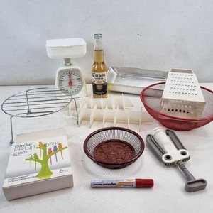 Lote siguiente: Lote Variado de Cocina: Balanza, Rallador, Rejilla, Bandeja y Más