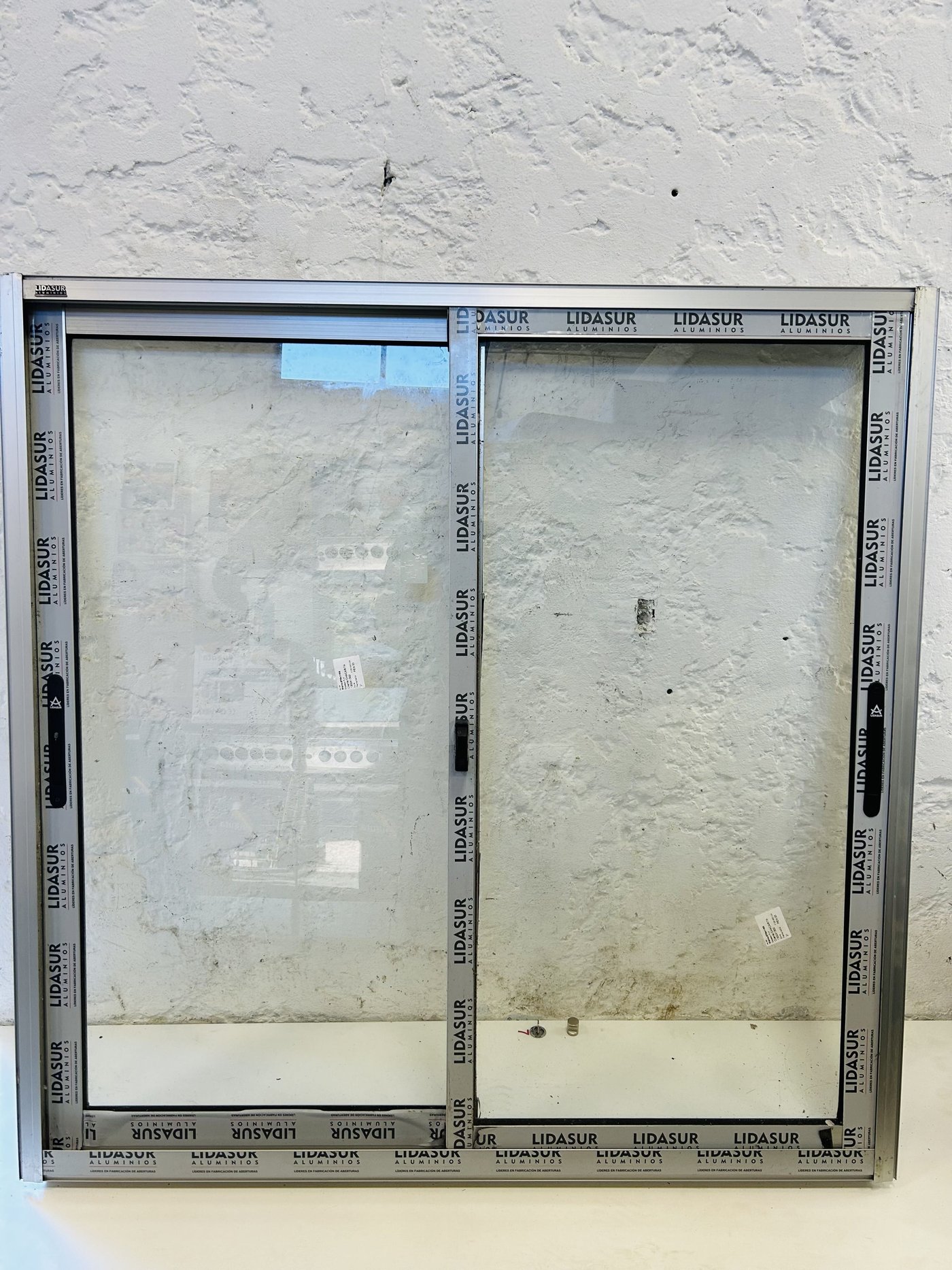 Lote #029 – Ventana de aluminio dos hojas corredizas – 130x130cm
