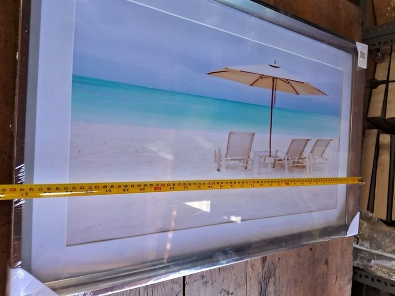 Cuadro decorativo escena playa en marco de metal y vidrio - imagen 3