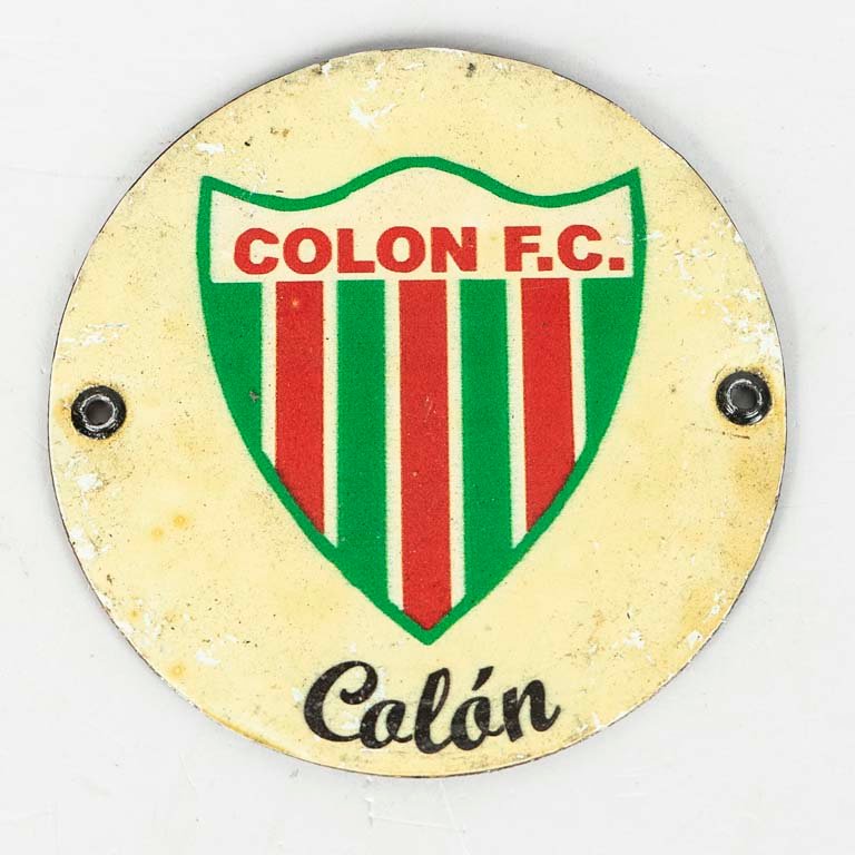 Lote siguiente: Escudo de Colón F.C. de chapa litografiada