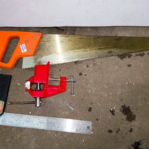 Morsa, Serrucho y Escuadra de Carpintería - imagen 1