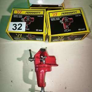 Lote siguiente: 3 Morzas de Banco Baby Vice Swivel Base Ferrawy 60mm