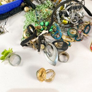 Lote Variado de Bijouterie: Collares, Pulseras, Anillos y Caravanas - imagen 2