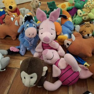 Lote de Peluches y Muñecos Coleccionables de Disney y Personajes Variados - imagen 2