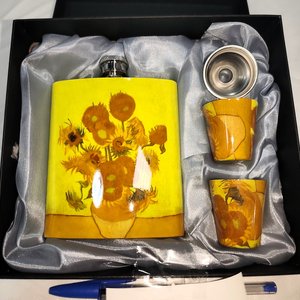 Lote anterior: Set de Petaca y Vasos de Acero con Diseño "Los Girasoles" de Van Gogh