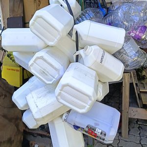 Más de 50 Bidones de 5lts. La mayoría con tapa - imagen 4