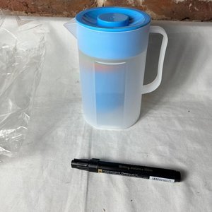 Jarra Plástica para Jugos con 3 Vasos de Colores - imagen 6