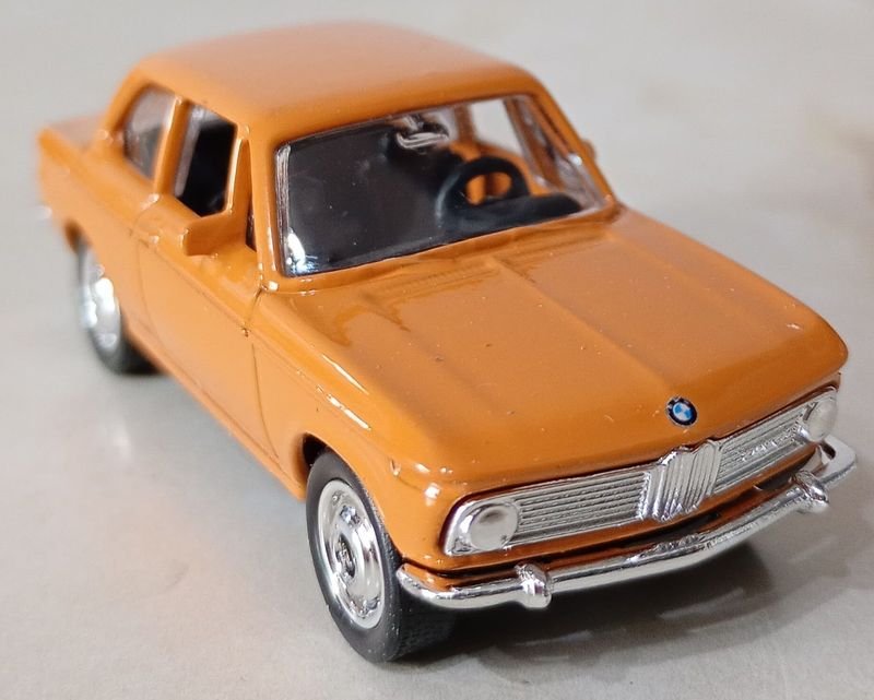 Juguete a escala de un BMW 2002ti - imagen 2
