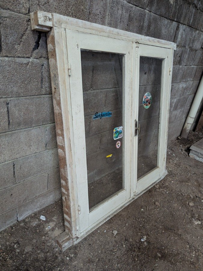 Ventana antigua con dos hojas batientes en cedro y marco de pinotea - imagen 5