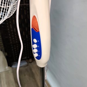 Ventilador de Pie Blanco y Azul con 3 Velocidades y Oscilación - imagen 5