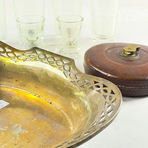 Nueve piezas, centro en metal oval ala calada, vasos licor y cinta métrica (con detalles) - imagen 3