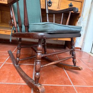 Mecedora Antigua Estilo Americano en Madera Torneada con Tapizado Verde - imagen 4